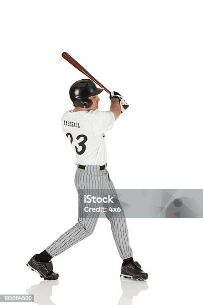 Jogador De Beisebol Em Acção - Fotografias de stock e mais imagens de Basebol - Basebol, Bater - Atividade Física, Dar Tacada