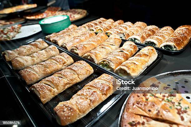 Stromboli Calzone Gefüllte Pizza Stockfoto und mehr Bilder von Bäckerei - Bäckerei, Büfett, Calzone