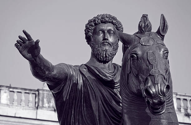 marco aurelio primo piano - piazza del campidoglio statue rome animal foto e immagini stock