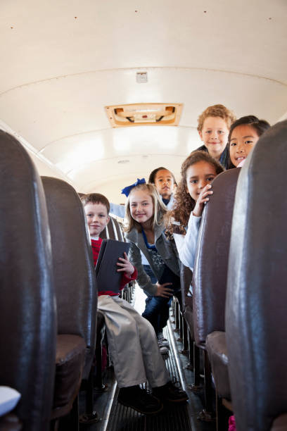 bambini scuola di equitazione autobus - sc0536 foto e immagini stock