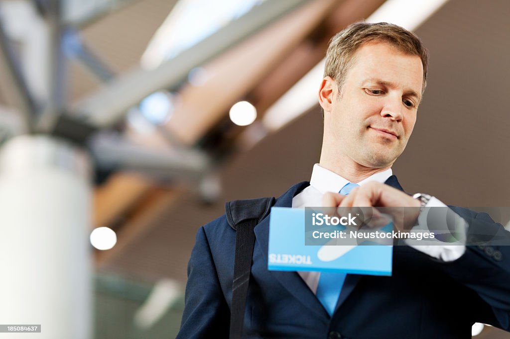 Empresário espera para voo - Foto de stock de 30 Anos royalty-free