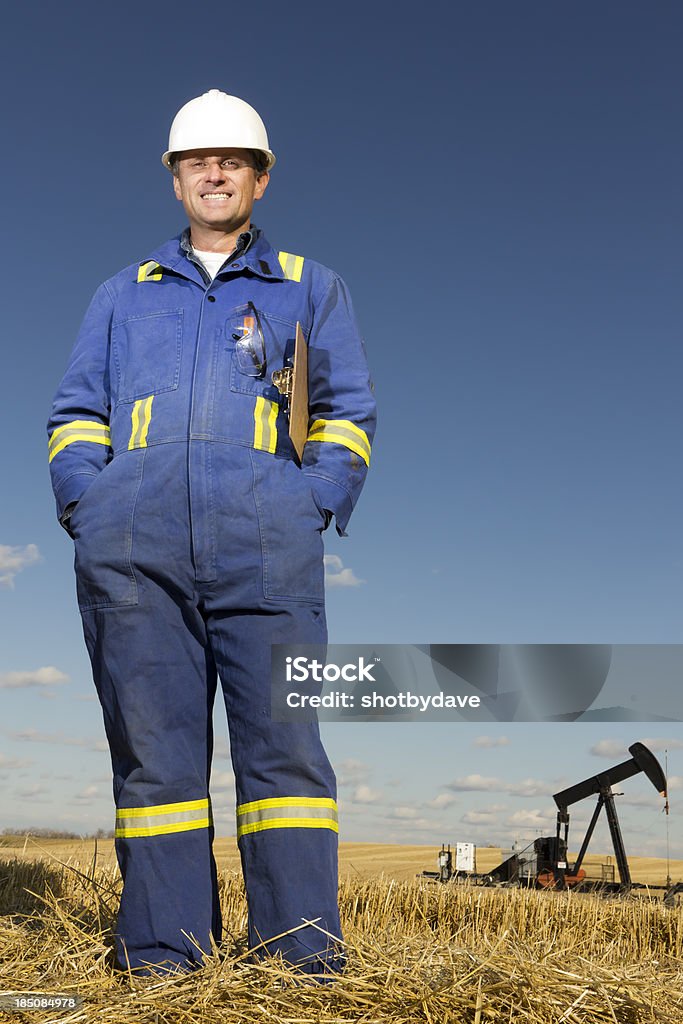 Equipo y trabajador del petróleo - Foto de stock de Accesorio de cabeza libre de derechos