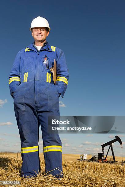 Equipo Y Trabajador Del Petróleo Foto de stock y más banco de imágenes de Accesorio de cabeza - Accesorio de cabeza, Alegre, Blanco - Color