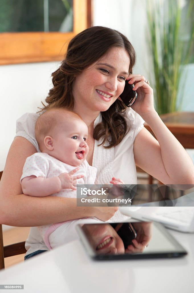 Arbeiten von zu Hause mit einem baby - Lizenzfrei Arbeiten Stock-Foto