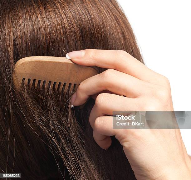 Photo libre de droit de Jeune Brunette Femme Se Peigner Ses Beaux Cheveux Longs banque d'images et plus d'images libres de droit de Épais