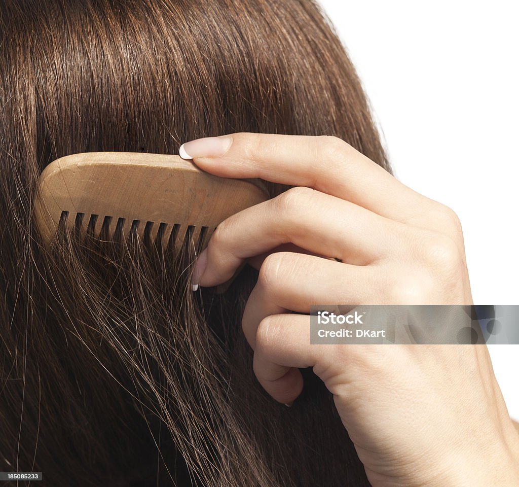 Young brunette lady Причёсывать ее красивые Длинные волосы - Стоковые фото Густой роялти-фри