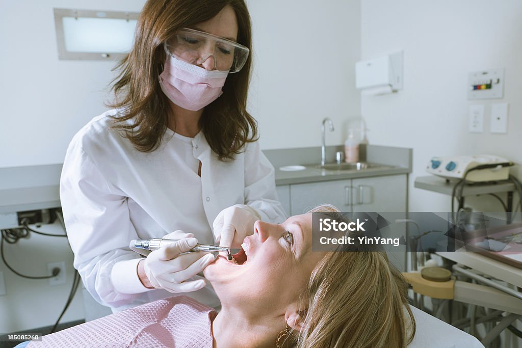 Dentysta w pracy na pacjenta w placówce medycznej poziome - Zbiór zdjęć royalty-free (Dentysta)