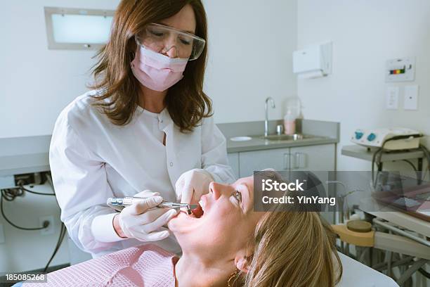 Dentysta W Pracy Na Pacjenta W Placówce Medycznej Poziome - zdjęcia stockowe i więcej obrazów Dentysta