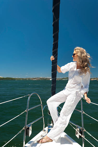 donna felice su barca a vela con cielo azzurro - clear sky water sports and fitness yacht foto e immagini stock