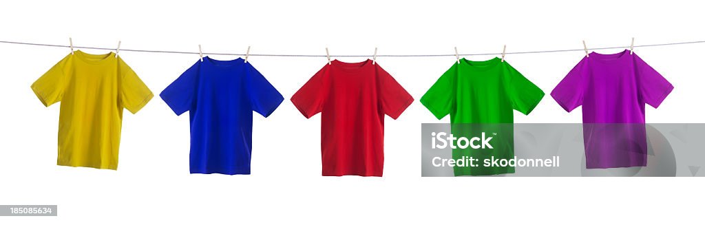Kolorowe koszulki wiszące na Sznur do suszenia bielizny - Zbiór zdjęć royalty-free (Sznur do suszenia bielizny)
