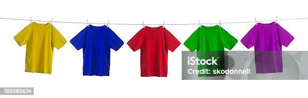 Kolorowe Koszulki Wiszące Na Sznur Do Suszenia Bielizny - zdjęcia stockowe i więcej obrazów Sznur do suszenia bielizny