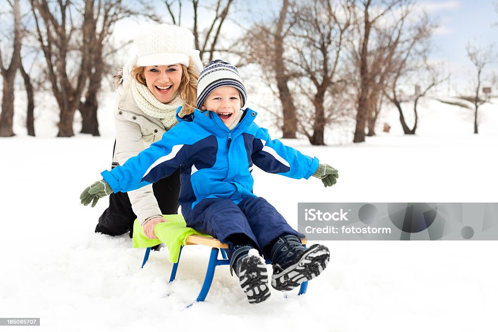 Jungen und seine Mutter auf Schnee Schlitten - Lizenzfrei Kind Stock-Foto