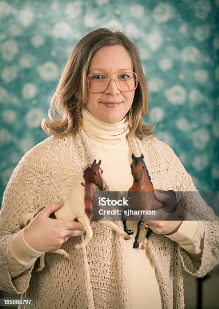 Retrato De Mujer Rubia Sosteniendo Un Juguete De Caballos Foto de stock y más banco de imágenes de 30-34 años