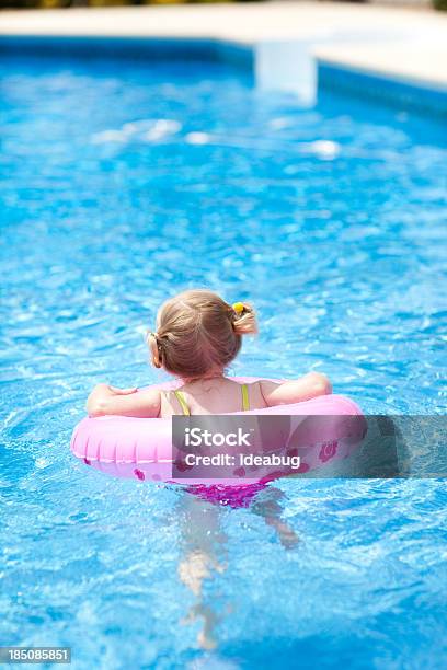 Photo libre de droit de Petite Fille De Flotter Avec Anneau De Natation Dans La Piscine Extérieure banque d'images et plus d'images libres de droit de 2-3 ans