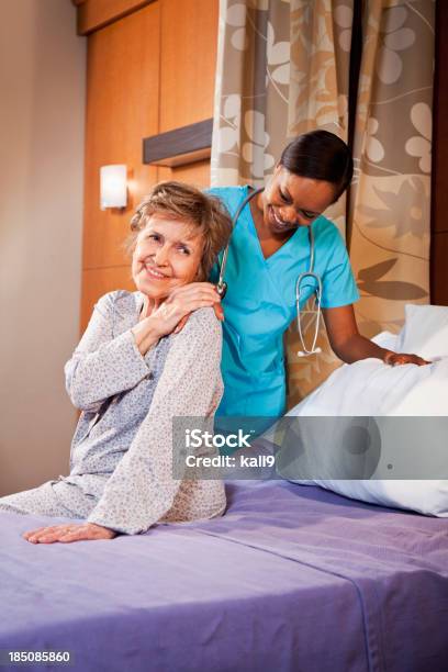 Krankenschwester Beruhigend Senior Frau Im Krankenhaus Zimmer Stockfoto und mehr Bilder von 80-89 Jahre