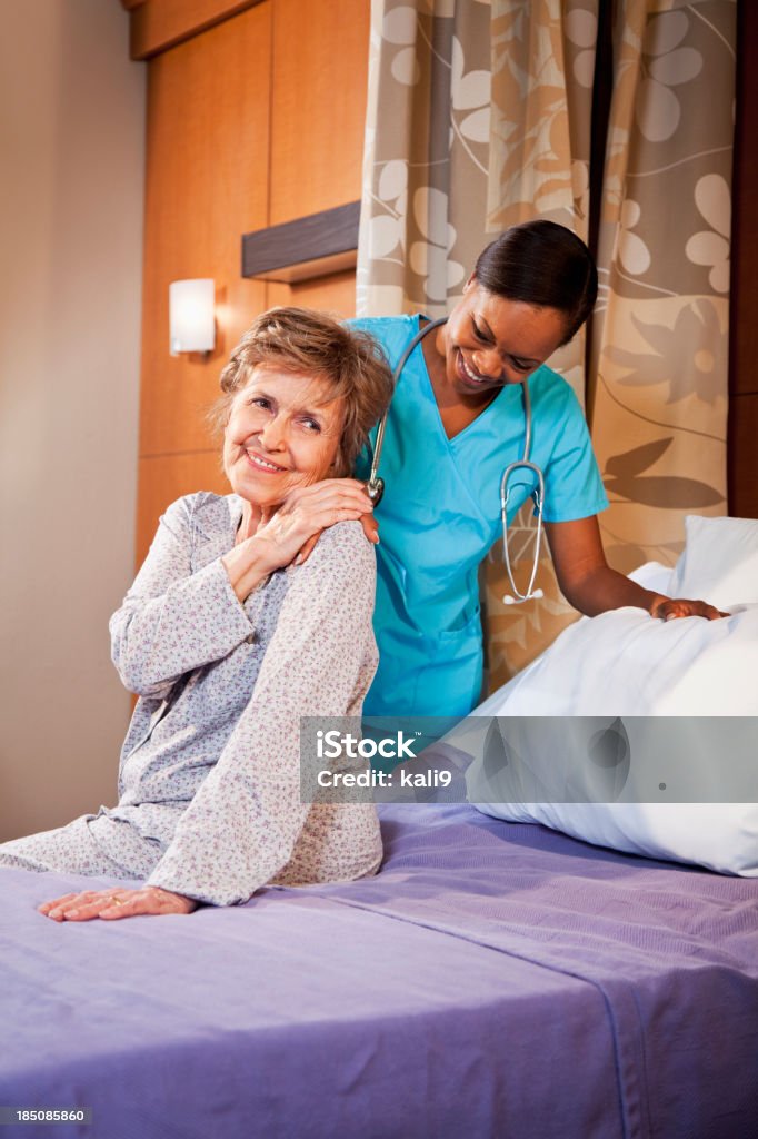 看護師満ちた老人女性の病院のお部屋 - 2人のロイヤリティフリーストックフォト