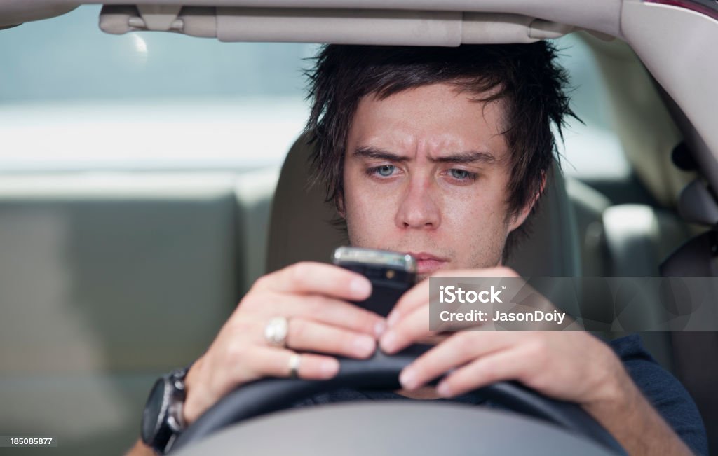 Bad conducteur: Teen SMS en voiture - Photo de Adolescent libre de droits