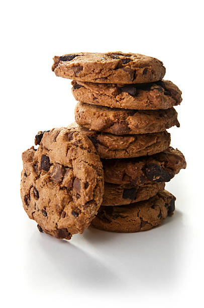 cookies con oscuro y chocolate con leche trozos aislado en blanco - chocolate chip cookie cookie chocolate stack fotografías e imágenes de stock