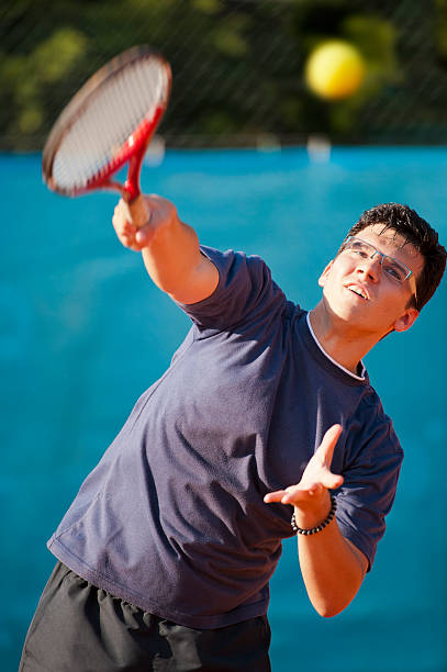 jugador de tenis sirve - athlete flying tennis recreational pursuit fotografías e imágenes de stock