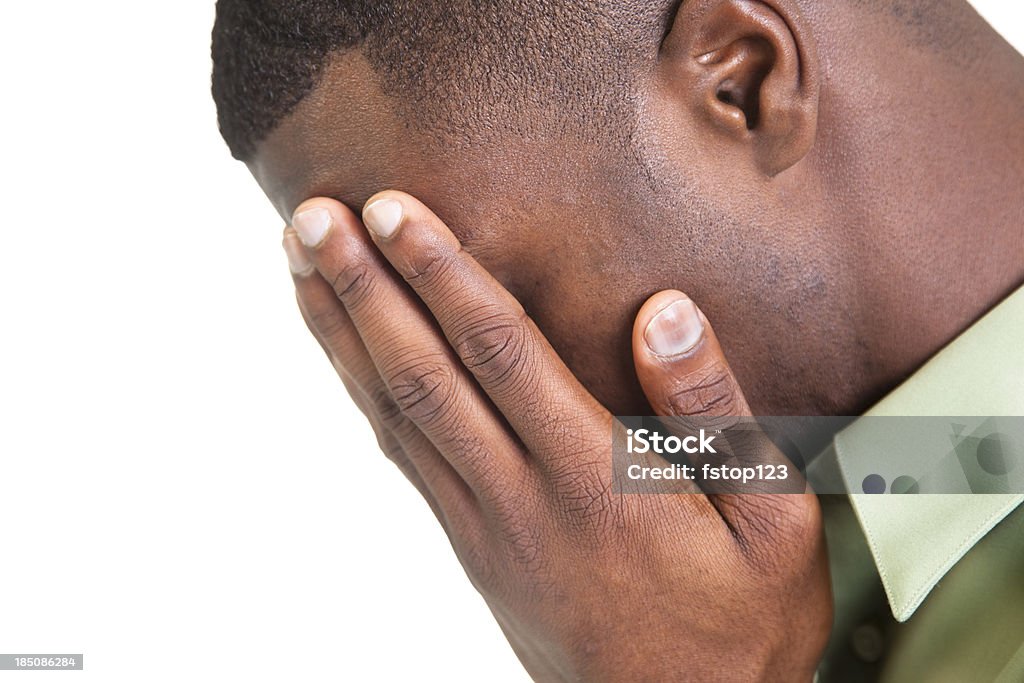 Hombre con cabeza en las manos - Foto de stock de 20 a 29 años libre de derechos