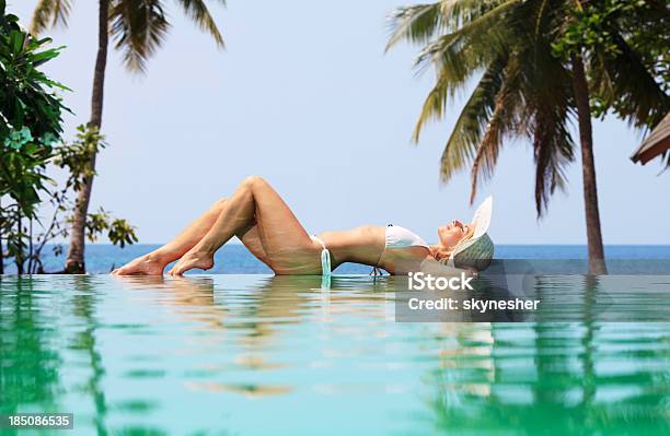 Mulher Bonita De Sol À Beira Da Piscina - Fotografias de stock e mais imagens de Deitar - Deitar, Mulheres, Só Uma Mulher