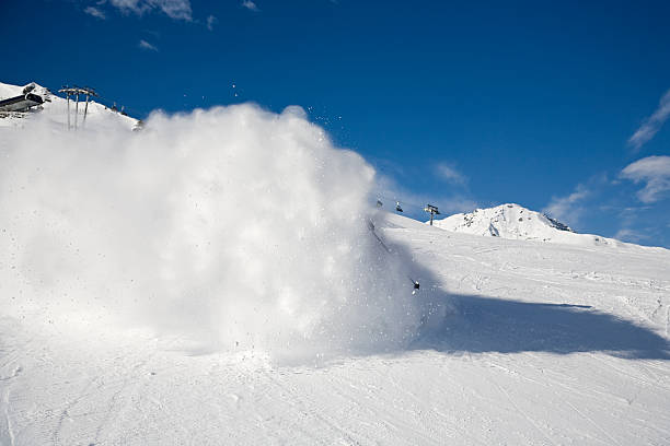 Snow cloud "a skier, the snow swirls in such a way that you can not see him anymore" avalanche stock pictures, royalty-free photos & images