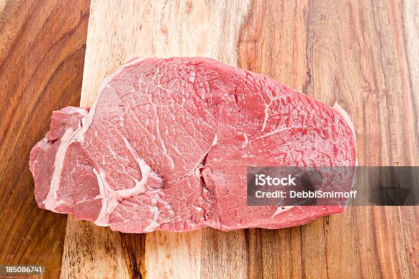 Foto de Raw Sirloin Steak Filé De Lombo Grelhado e mais fotos de stock de Bife - Bife, Branco, Carne