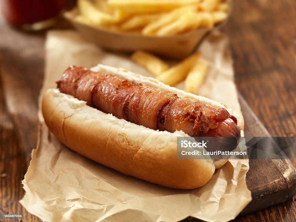 Pancetta avvolto hot-dog - Foto stock royalty-free di Carta