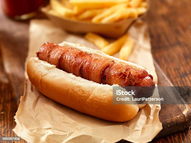 Pancetta Avvolto Hotdog - Fotografie stock e altre immagini di Carta - Carta, Carta da regalo, Cestino