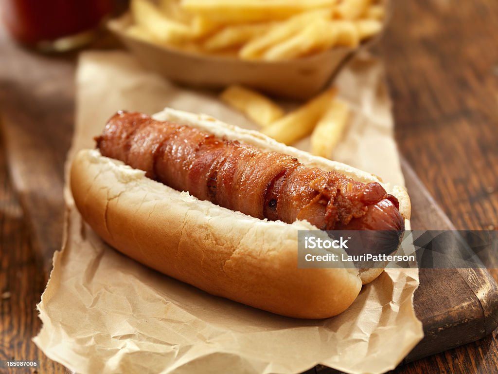 Bacon enrolado Hotdog - Royalty-free Cesto Foto de stock