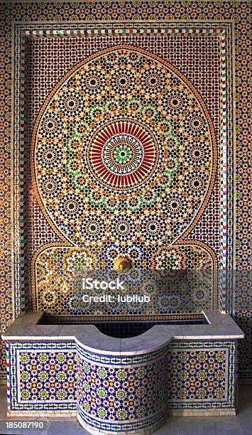 Foto de Belos Azulejos Na Fonte Em Casbah De Taourirt Marrocos e mais fotos de stock de Arabesco - Estilo