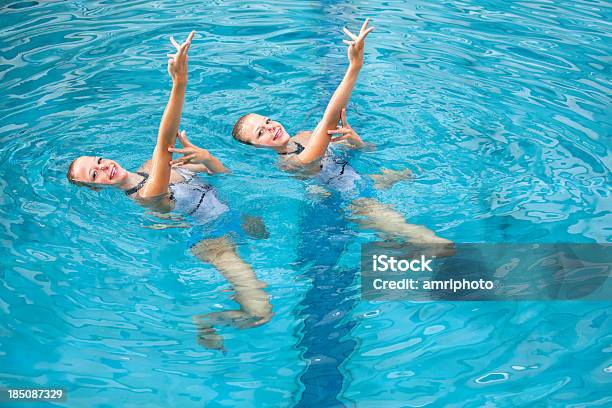 Nuoto Sincronizzato Formazione - Fotografie stock e altre immagini di Nuoto sincronizzato - Nuoto sincronizzato, Due persone, Piscina