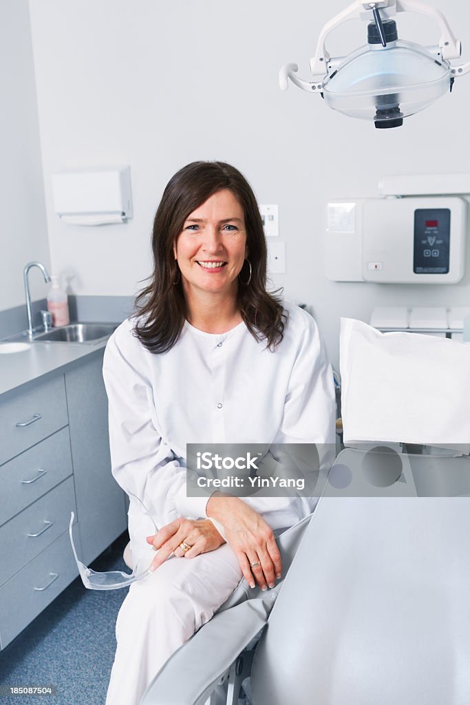 Igienista dentale dentista femmina in clinica ufficio, titolare di una piccola azienda - Foto stock royalty-free di Dentista