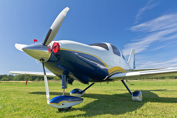 kleine einem motor propellerflugzeug - small airplane air vehicle propeller stock-fotos und bilder
