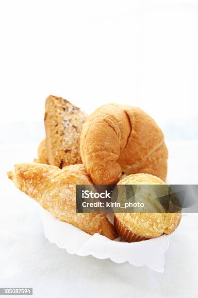 Photo libre de droit de Pain Et De Pâtisserie Panier banque d'images et plus d'images libres de droit de Aliments et boissons - Aliments et boissons, Croissant - Viennoiserie, Cuisine française