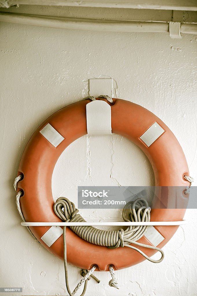 Boia salva-vidas na parede - Foto de stock de Amarelo royalty-free