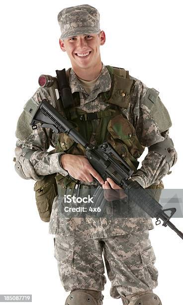 Feliz Homem Do Exército Com Um Rifle - Fotografias de stock e mais imagens de 20-29 Anos - 20-29 Anos, Adulto, Arma de Fogo