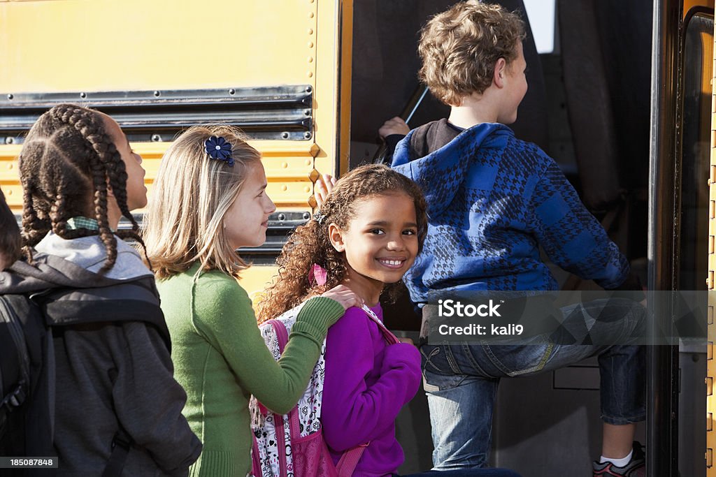 Jeune diversité ethnique étudiants montant dans le bus - Photo de Enfant libre de droits