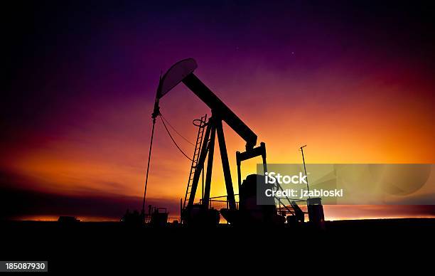 Pumpjack At 해질녘까지 석유에 대한 스톡 사진 및 기타 이미지 - 석유, 오일펌프, 일몰