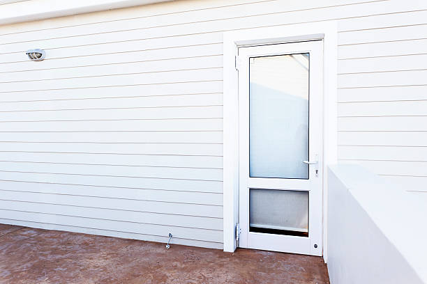 Mur et porte en verre de blanc peintes de maison - Photo