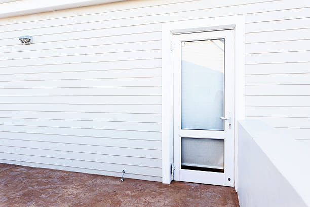 Esterno della parete e porta in vetro bianco verniciato Assicella house - foto stock