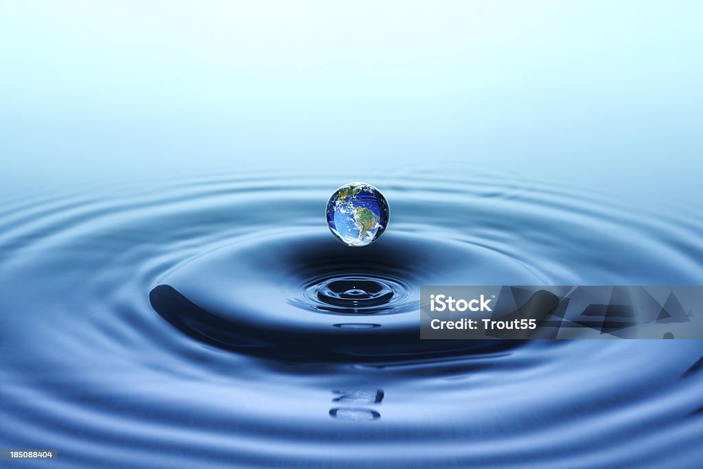 Wasser Tropfen mit Reflexion der Welt - Lizenzfrei Kugelform Stock-Foto