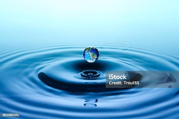 Wasser Tropfen Mit Reflexion Der Welt Stockfoto und mehr Bilder von Kugelform - Kugelform, Kreis, Wasseroberfläche