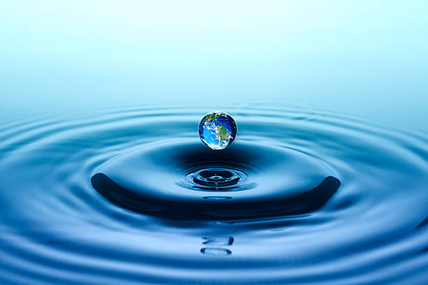 istock Water drop with reflection of the globe 185088404