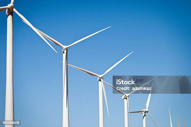 再生可能エネルギーの風車 - 風力発電のストックフォトや画像を多数ご用意 - 風力発電, 並んでいる, まぶしい