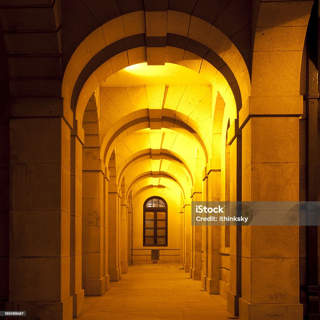 Korridor und Bögen - Lizenzfrei Architektonische Säule Stock-Foto