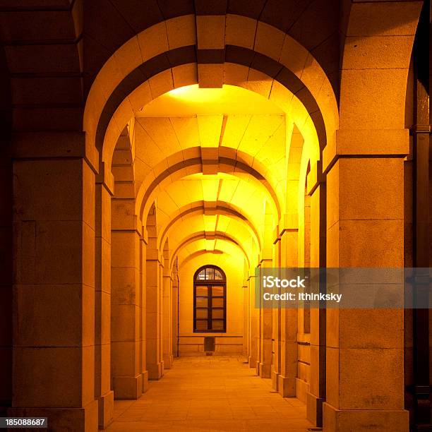 Corredor Y Los Arcos De Entrada Foto de stock y más banco de imágenes de Aire libre - Aire libre, Amarillo - Color, Antiguo