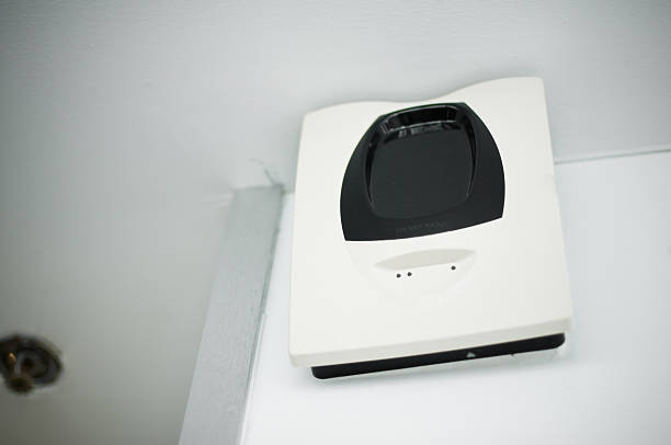 инфракрасный детектор дыма устройство на потолке. - confined space flash стоковые фото и изображения