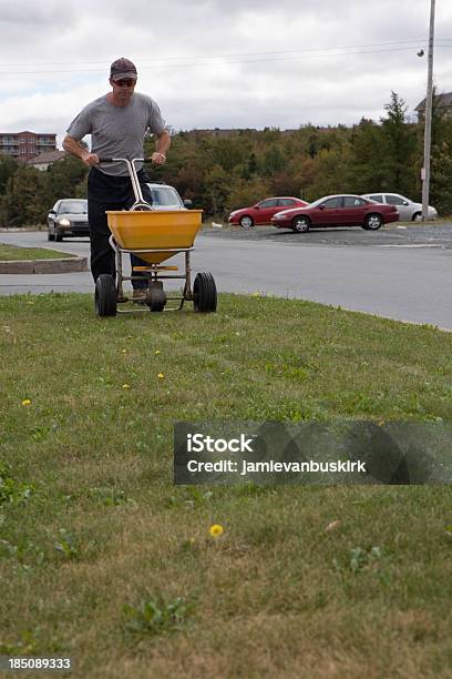 Landscaper Fertilizes Un Prado Foto de stock y más banco de imágenes de Acercarse - Acercarse, Adulto, Aire libre