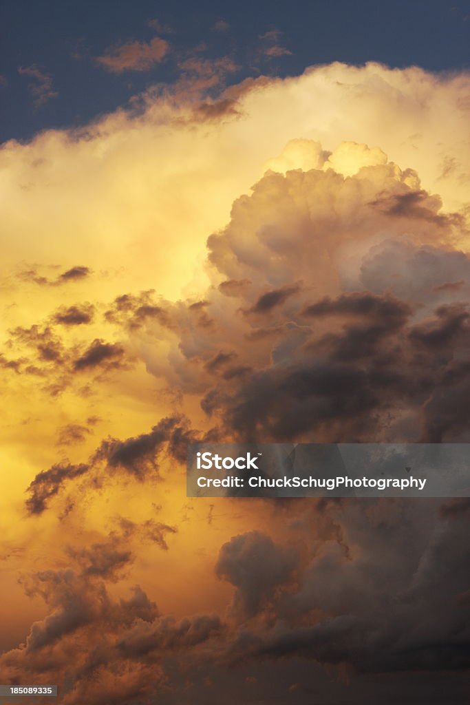 Pôr-do-sol no céu de Nuvem de Tempestade de monções - Foto de stock de Cloudscape royalty-free